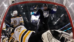 Steven Stamkos (Tampa Bay Lightning) pod bramką Tima Thomasa z Boston Bruins