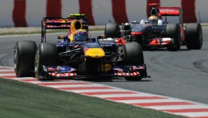 Broniący tytułu mistrza świata Niemiec Sebastian Vettel tuż przed Lewisem Hamiltonem