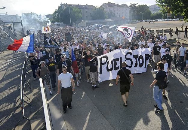 Kibice OL demonstrujący przeciwko Claude'owi Puelowi Kibice OL demonstrujący przeciwko Claude'owi Puelowi