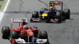 Fernando Alonso (z przodu) i Mark Webber