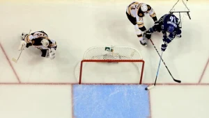 Alexander Burrows strzela zwycięskiego gola dla Vancouver Canucks w meczu z Boston Bruins