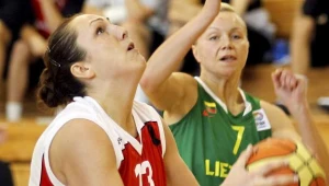 Ewelina Kobryn (z piłką)/fot. Andrzej Grygiel