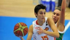 Alba Torrens (z piłką)