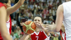 Podaje Agnieszka Szott/fot. Andrzej Grygiel