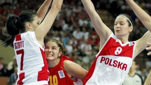 Agnieszka Szott i Joanna Żurowska blokują Jelenę Dubljević/fot. Andrzej Grygiel
