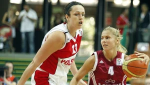 Ewelina Kobryn (z lewej) zdobyła w meczu z Łotwą 13 punktów Fot. Andrzej Grygiel