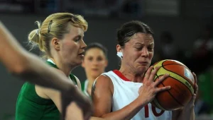 Będąca przy piłce Litwinka Ausra Bimbaite (P) i Czeszka Jana Vesela fot: Tytus Żmijewski