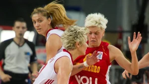 Isil Alben (Turcja, z piłką) kontra Jelena Skerović (Czarnogóra)/fot. Grzegorz M ichałowski