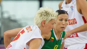 Szarżująca z piłką Jelena Skerovic (L) z reprezentacji Czarnogóry fot: Grzegorz Michałowski