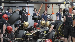 Mechanicy zajmują się bolidem Witalija Pietrowa