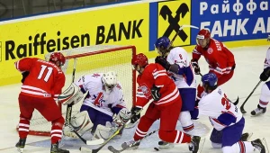 Hokeiści reprezentacji Polski (w czerwonych strojach) fot: Tadeusz Bącal