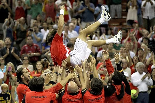 David Ferrer podrzucany przez członków hiszpańskiej ekipy David Ferrer podrzucany przez członków hiszpańskiej ekipy