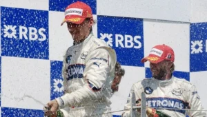 Robert Kubica (na pierwszym planie) i Nick Heidfeld na podium w Montrealu