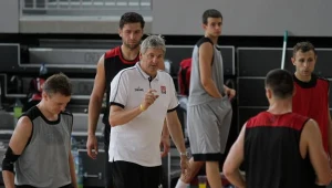 Alesz Pipan (biała koszulka) instruuje polskich koszykarzy/fot. Bartłomiej Zborowski