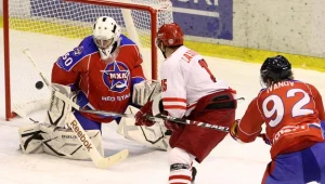 Leszek Laszkiewicz (numer 15), podstawowy napastnik reprezentacji Polski