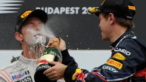 Sebastian Vettel oblewa szampanem Jensona Buttona