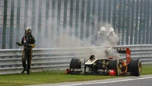 Nick Heidfeld i jego płonący bolid podczas Grand Prix Węgier.