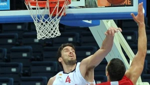 Adam Hrycaniuk w walce pod koszem z Pau Gasolem
