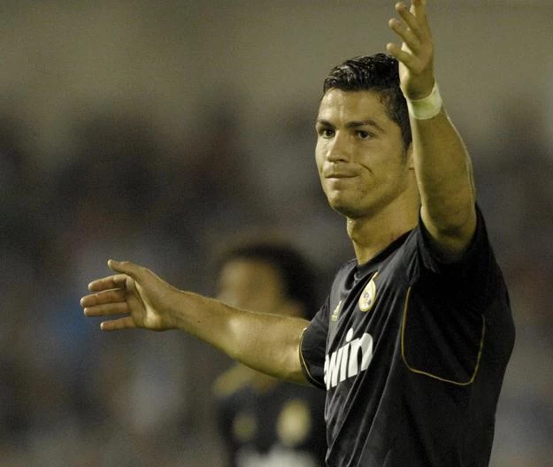 Cristiano Ronaldo rozkłada bezradnie ręce Cristiano Ronaldo rozkłada bezradnie ręce
