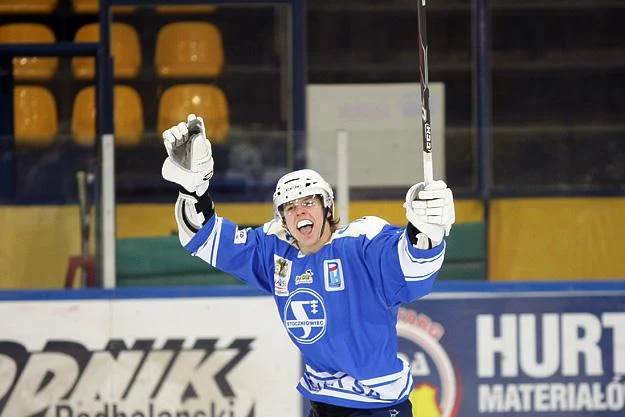 Aron Chmielewski został hokeistą Comarch Cracovii fot: Tadeusz Bącal Aron Chmielewski został hokeistą Comarch Cracovii fot: Tadeusz Bącal