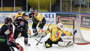 Hokeiści Ciarko PBS Bank Sanok (czarne koszulki) pokonali "Szarotki" 7-3 fot: Tadeusz Bącal