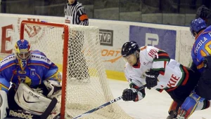 Tomasz Kozłowski (biała koszulka) przypieczętował zwycięstwo GKS-u Tychy/fot. Andrzej Grygiel