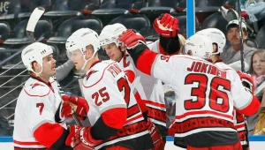 Hokeiści Carolina Hurricanes wygrali z Boston Bruins 3-2