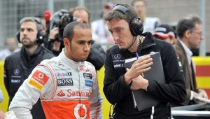 Lewis Hamilton (z lewej)