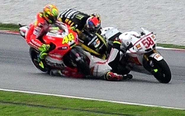 Valentino Rossi (z lewej) i Colin Edwards uderzyli z dużą prędkością w Marco Simoncellego Valentino Rossi (z lewej) i Colin Edwards uderzyli z dużą prędkością w Marco Simoncellego