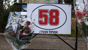 Numer zawodnika i kwiaty złożone w rodzinnej miejscowości Simoncellego Cattolica