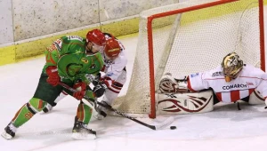 Rafał Radziszewski (Comarch Cracovia) powstrzymuja Jarosława Dołęgę z Zagłębia Sosnowiec