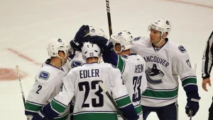 Radość hokeistów Vancouver Canucks podczas meczu z Chicago Blackhawks