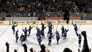 Hokeiści Winnipeg Jets dziękują fanom za wsparcie.
