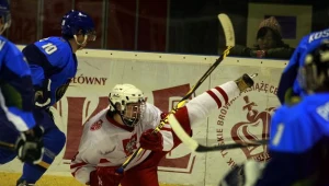 Hokeista reprezentacji Polski do lat 20 Dawid Majoch podczas meczu z Kazachami fot: Andrzej Grygiel