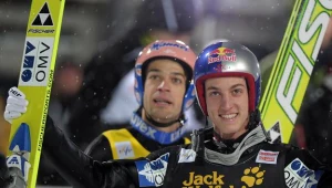 Gregor Schlierenzauer (z prawej) miał sporo szczęścia i pokonał Andreasa Koflera