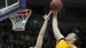 Koszykarz Trefla Chris Burgess (P) w pojedynku z Pawłem Leończykiem (L) z Czarnych fot: Adam Warżawa