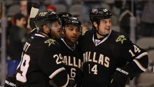 W środku Trevor Daley, bohater Dallas Stars w meczu z Boston Bruins