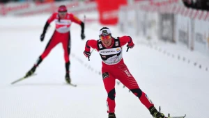 Marit Bjoergen finiszuje przed Justyną Kowalczyk