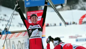 Triumfująca Justyna Kowalczyk, obok załamana i wyczerpana Marit Bjoergen