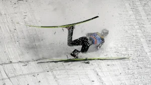 Upadek Lukasa Hlavy na skoczni w Bischofshofen