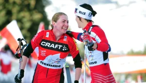 Justyna Kowalczyk odbiera gratulacje od Marit Bjoergen