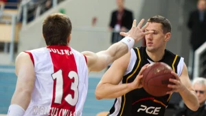 Daniel Kickert (z prawej) z PGE Turów Zgorzelec blokowany przez Krzysztofa Sulimę .