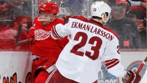 Z lewej Paweł Dacjuk, gwiazda Detroit Red Wings