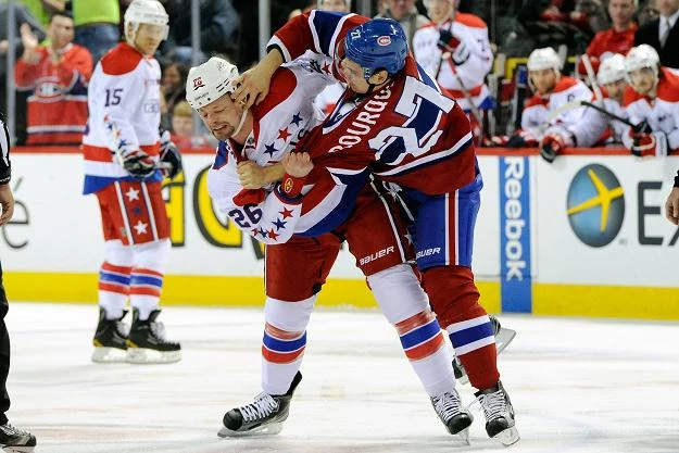 Matt Hendricks (z lewej) próbował nauczyć dobrych manier Rene Bourque'a