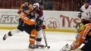 Roman Simicek w ataku na bramkę Kamila Kosowskiego. Fot. Andrzej Grygiel