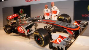 Nowy bolid McLarena i jego kierowcy Lewis Hamilton (z lewej) i Jenson Button/fot. Mark Thompson