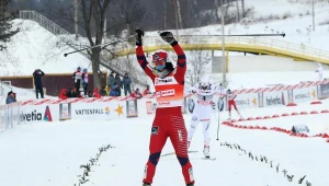 Marit Bjoergen na mecie biegu na 10 kilometrów