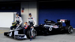 Bruno Senna (z lewej) i Pastro Maldonado i ich nowy samochód