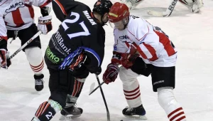 Peter Dvorak (P) walczy o krążek z Wojciechem Milanem (L) z Ciarko fot: Stanisław Rozpędzik