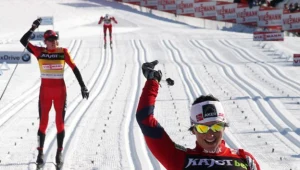 Marit Bjoergen fetuje zwycięstwo. Za nią Justyna Kowalczyk fot: Grzegorz Momot